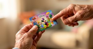 70 ans d'abonnement Disney+ : la galère numérique des grands-parents