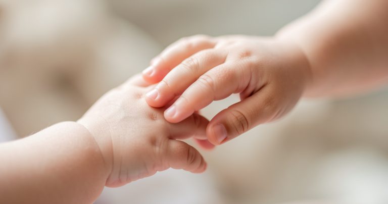 Les bébés ont-ils vraiment un langage secret entre eux ?