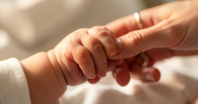 Maman prématurée : quand le médecin qui t'a sauvé sauve ton bébé