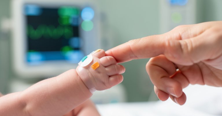 L'histoire de Juha, bébé prématuré de 450g qui a vaincu les pronostics