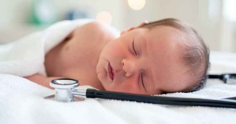 Les examens de bébé après la naissance : le guide complet