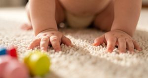Bébé ne rampe pas : quand consulter un psy ?