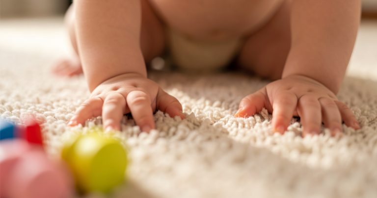 Bébé ne rampe pas : quand consulter un psy ?