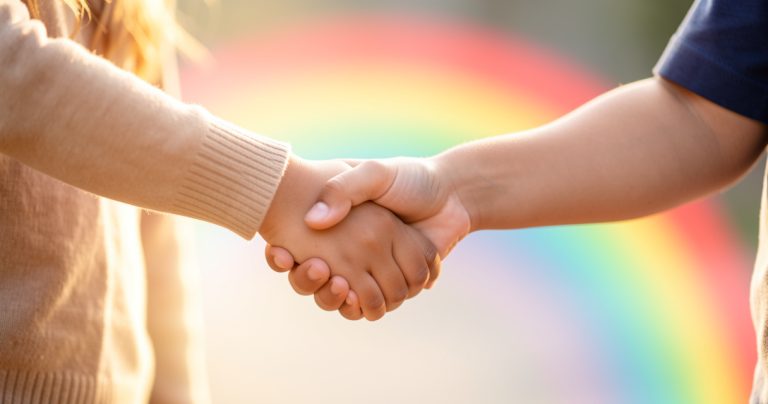 Quand votre enfant est LGBT+ : comment réagir sans le rejeter